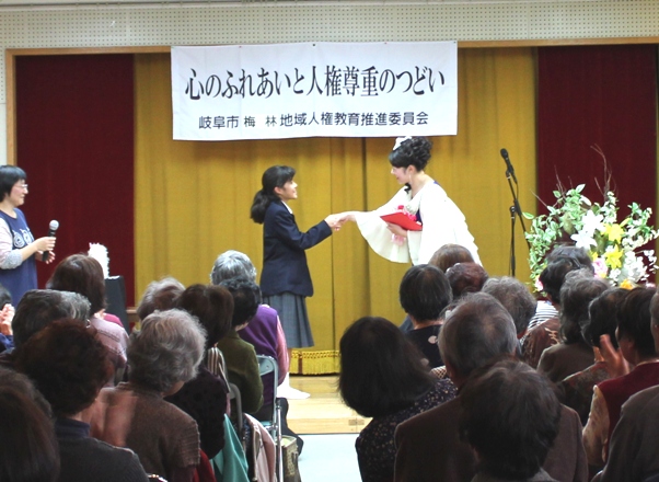 最後には地元の生徒さんから花束をいただきました。笑顔がとっても可愛いです。