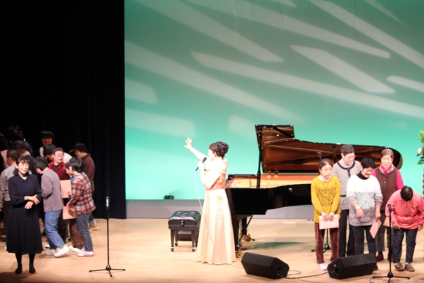 ノリノリで歌ってくださったメンバーの一人とは、お互いの右手の親指を合わせてイェイ～♪という感じで成功を分かち合いました♬