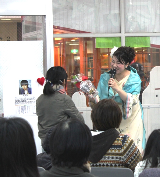 最後の曲「マイウェイ」の時にお客様からプレゼントをいただきました☆そして、一緒に写っていますが、左のメッセンジャーが、「零～つなぐいのち～」の鈴木零君です。