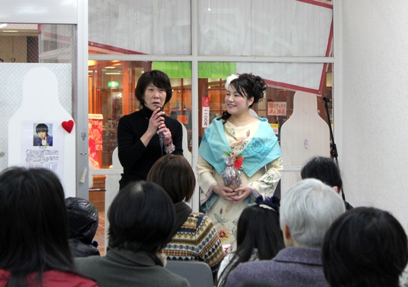 コンサート終演。主催の「いのちのミュージアム」を代表して山根和子さんがご挨拶されました。東京⇔山口、あちこち回っておられて、日頃頑張りすぎておられるくらい。山根さんも涙を流されてながらのお言葉でしたが、会場の皆さまに心がぐっと伝わったと思います。