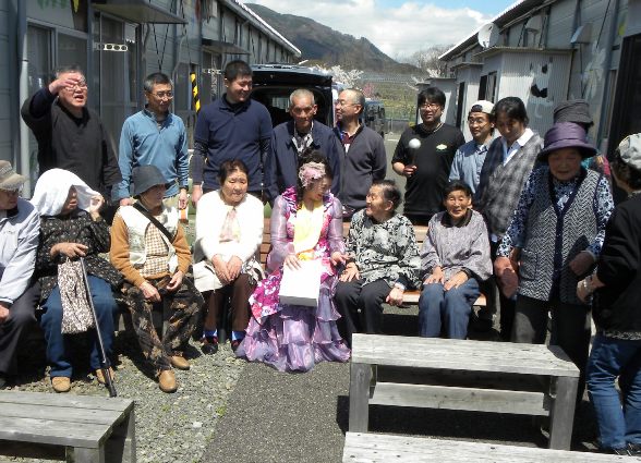 記念写真のセッティング。隣のお母さんが「まぁ、あなたの横に座れて嬉しいわぁ」と♪私も嬉しい♪