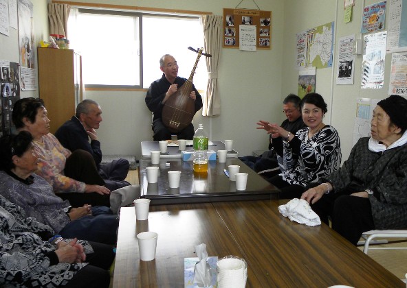 前日もご一緒だった、安藤さまがこの日も薩摩琵琶を演奏してくださいました。平家物語を奏でられ、安徳天皇の話から山口県下関の壇ノ浦の話で盛り上がりました。