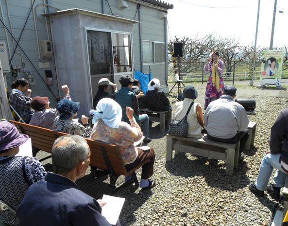 晴天の空の下でのみすゞさんの歌は気持ちがいい♪