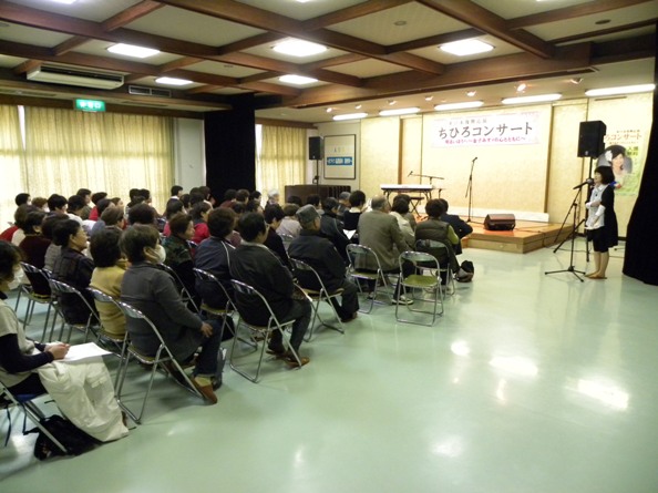 開演。平日のお昼まですが椅子を増やすほどに集まってくださいました♪