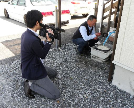 外では馬場さんがお米を洗い、そして15分ザルにあげた状態にし、それからお米と同じ量の水を入れ、炊く。こだわりの美味しいお米の炊き方で炊いてくださいました。