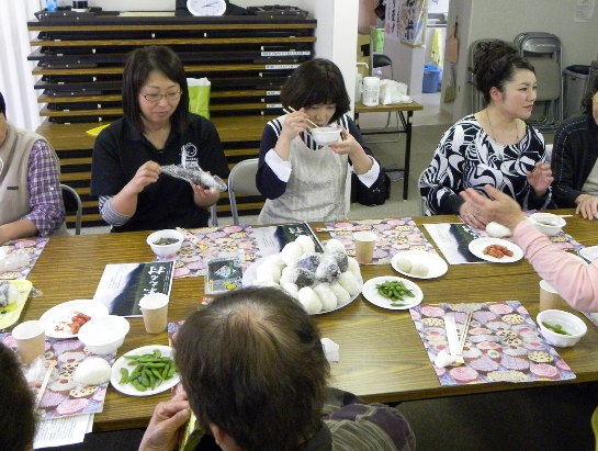 そして茶話会。おむすびとお味噌汁に「まぁ！美味しい！」のお言葉、いただきました♪ 枝豆や煮卵やウインナーなど、スタッフさんが他にも準備してくださったメニューも並び、とても充実の茶話会。