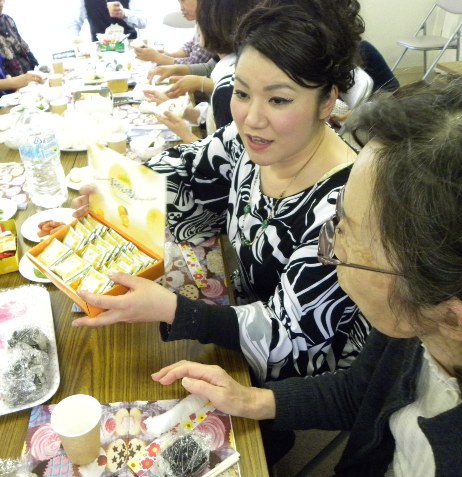 山口からのお土産の「夏みかんラングドシャ」や「ういろう」などもお配りし、今日の食材のお味噌やわかめふりかけも、皆さんにご紹介。「これ、通販でも売ってるの？」「はい、売っていますよ！」いろんな会話も弾みました。