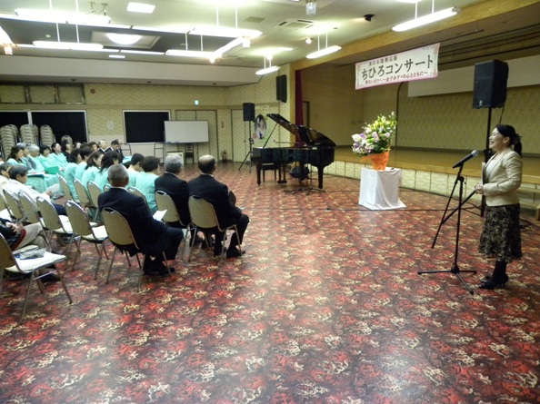 開演。この日は、郡山市のコミュニティｴエフエムココラジのパーソナリティちばえみさんの司会。ちばえみさんは宗方さんの後輩になられる間柄で、以前からコンサートへも駆けつけてくださってお力添えいただいています。