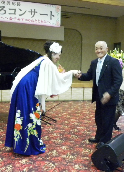 主催者から花束をいただき、にっこり記念撮影？