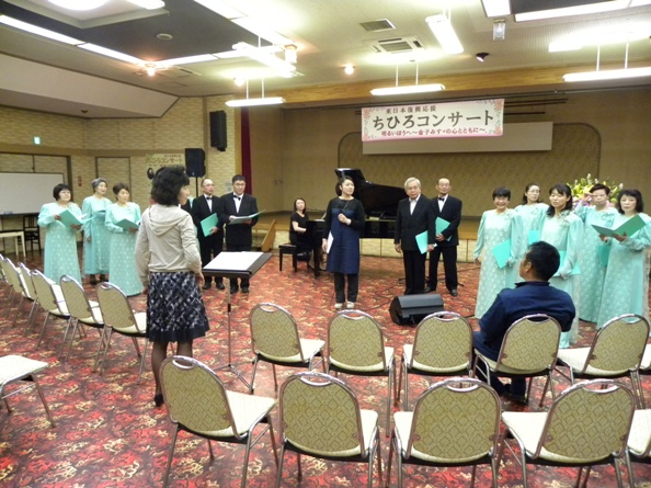 共演の「ときわグリーン・ハーモニー」の皆さんともリハーサル。「立ち位置このあたりでいいかしら？」なんてやってます。