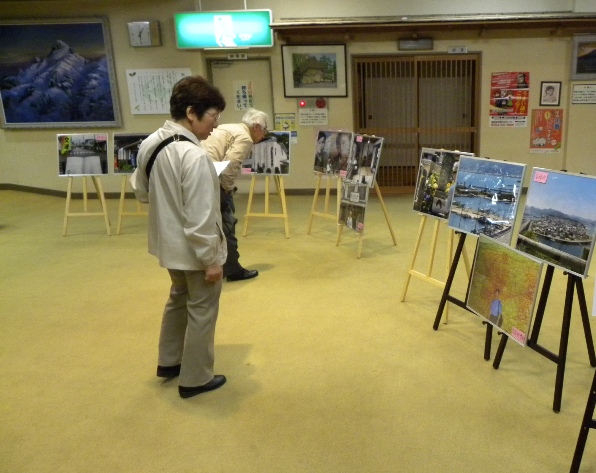 開場。この日もロビーでは長門市を観光されたＯ夫妻のご好意による写真パネル展も開催♬