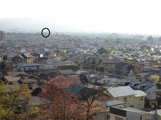 飯盛山から鶴ヶ城が見えました。