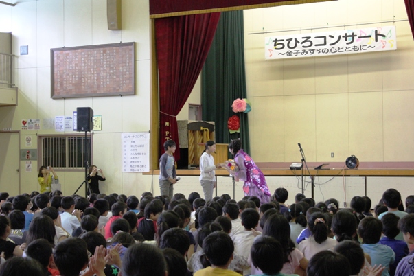 終演時には、児童代表のお二人からお礼の言葉と花束をいただき、