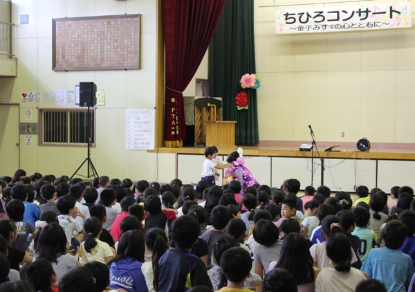 園児代表からは手作りの「レイ」をいただきました。二人にかけてもらった時、会場からは「わぁ～」と声が♪