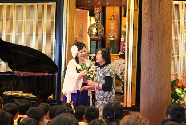 プログラム最後の歌「トゥモロー」が終わると、私の幼稚園の恩師Ｔ先生がお花をもってきてくださいました！