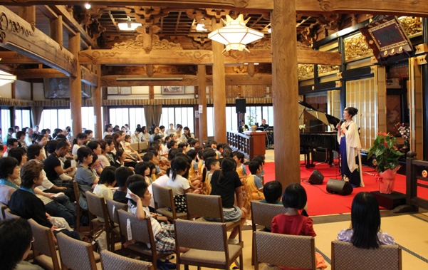 最後は、お花をたくさんいただいて、８回目となったこのコンサートのお礼に、もう１曲「君をのせて」を歌って、終演。