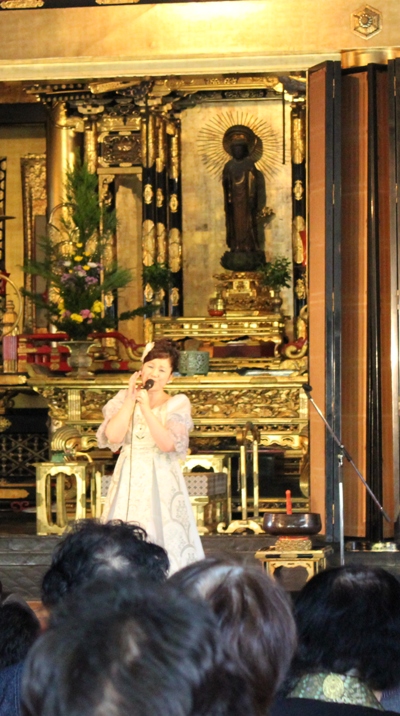 「南十字星煌く空の下に」も歌いました。