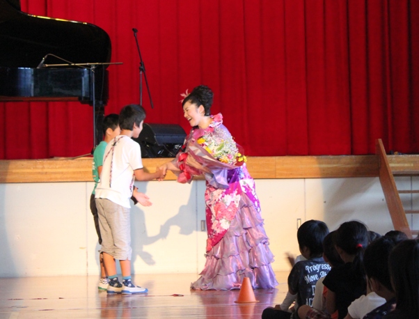 児童代表のお二人から花束を。