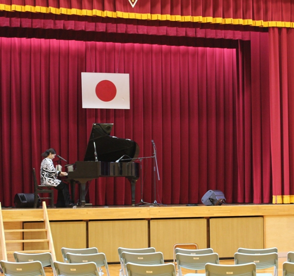 ピアノを起こしているところ♪「コンサートするよ～」って。