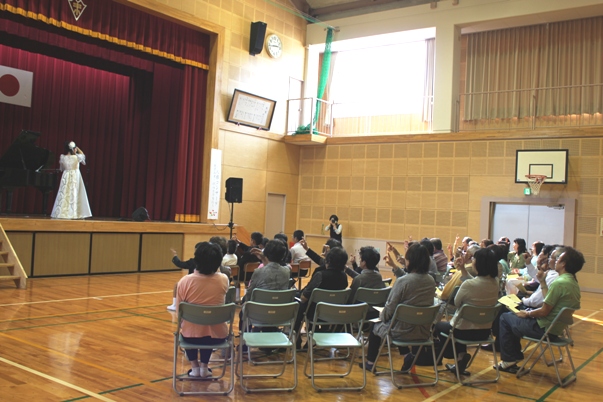 手話をお伝えしているシーン。向かい合っていると分かりにくいので、後ろを向く時も。