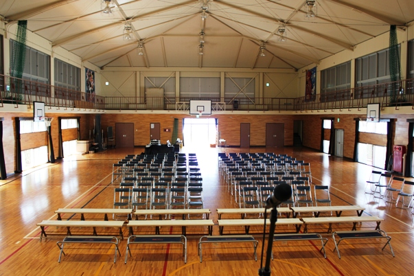 ステージから見える入口の向こうは・・・