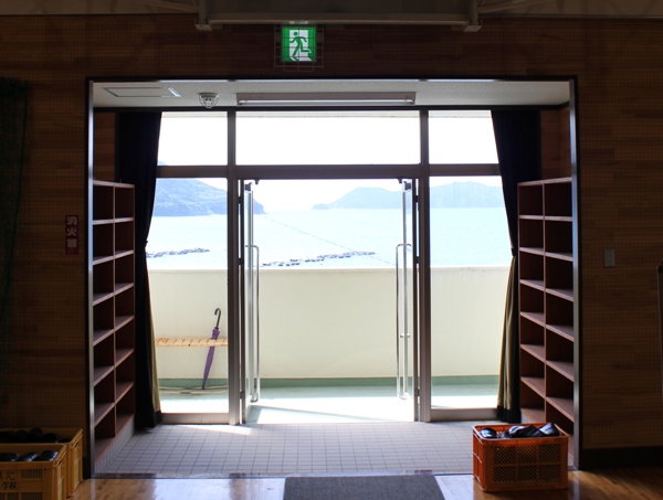 海！体育館から海が眺められるなんて、なんて素晴らしい光景。