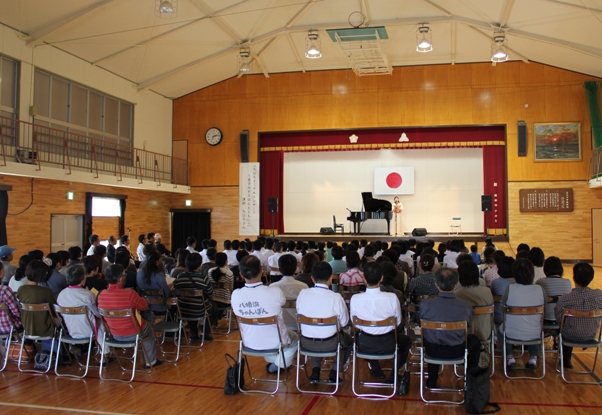 開演。後ろの方の「八幡浜ちゃんぽん」映えますなぁ(笑)
