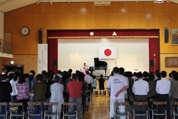 休憩をはさんでの第二部最初は、皆さんと「ふるさと」を大合唱。素晴らしい歌声でした！