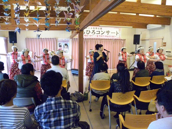 富岡町のフラチームの方々の踊りと共演の「桜咲くまち」
